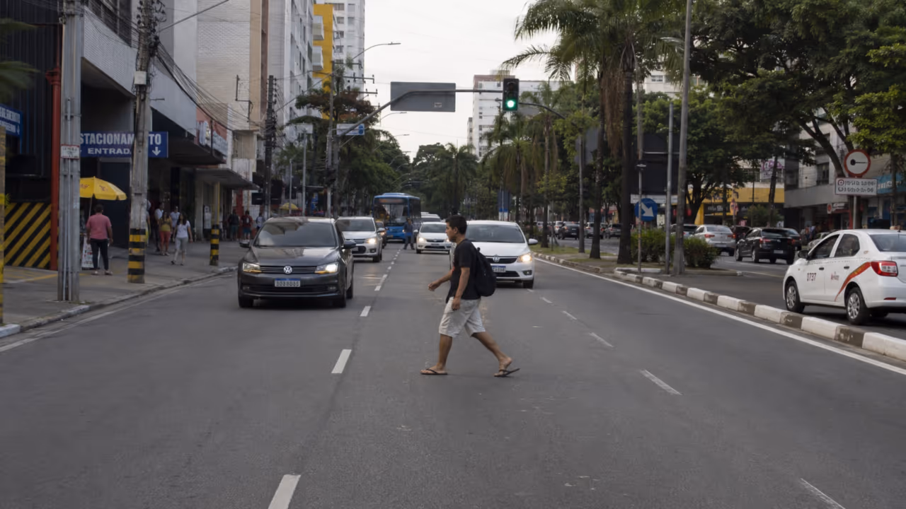 Pedestre também pode cometer infração de trânsito? A regra do CTB que quase ninguém conhece