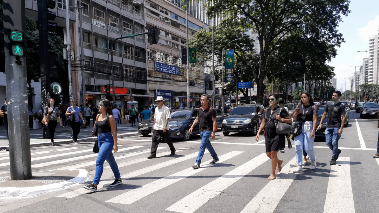 Pedestre também pode cometer infração de trânsito? A regra do CTB que quase ninguém conhece