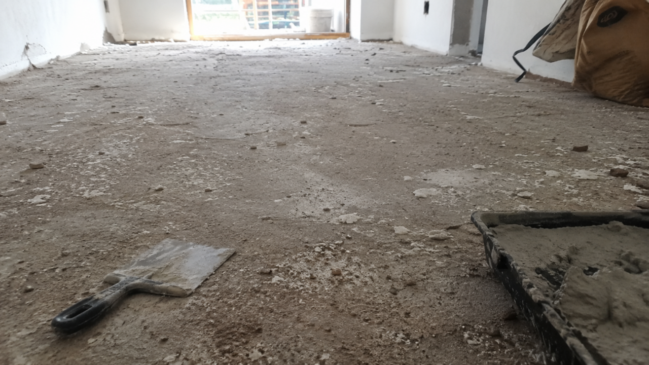 Piso soltando depois da obra: o erro invisível na argamassa ou no contrapiso que aparece meses depois