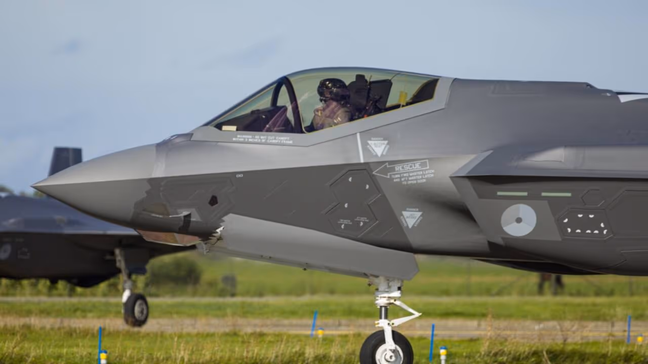 Por que alguns cockpits dos caças F-35 parecem dourados enquanto outros parecem transparentes?