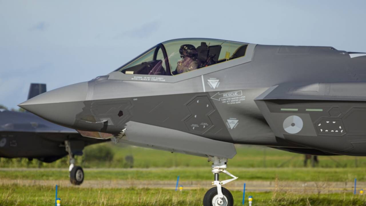 Por que alguns cockpits dos caças F-35 parecem dourados enquanto outros parecem transparentes?