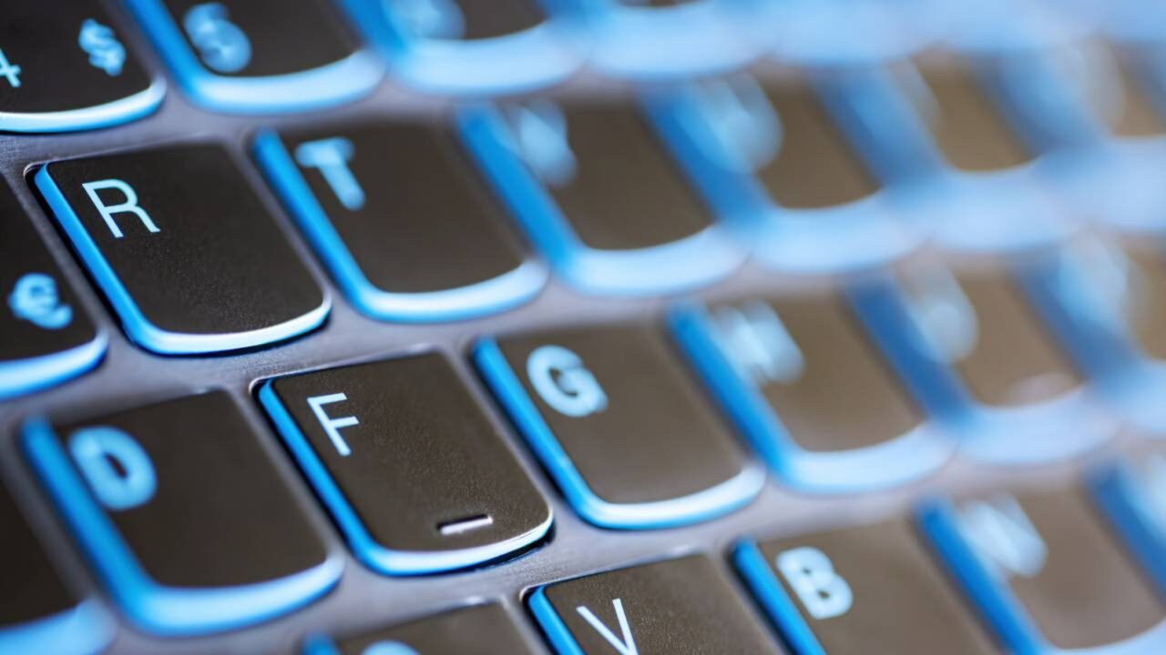 Qual é o propósito da linha sob as letras F e J e do número 5 no seu teclado do computador
