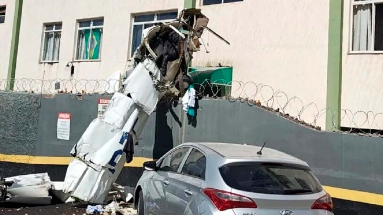 Avião de pequeno porte cai e bate em prédio de BH