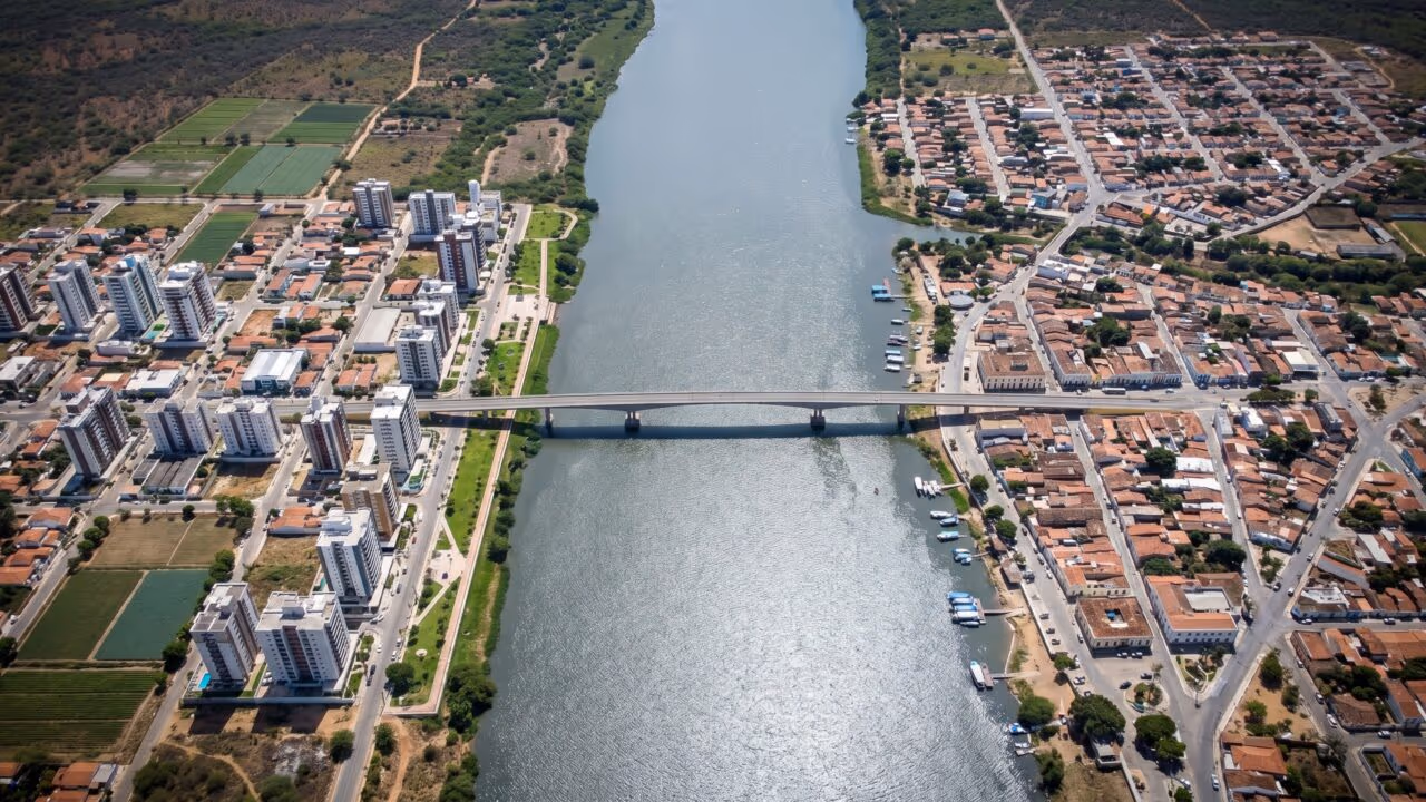 Uma ponte, dois estados, dois fusos de cultura: o caso brasileiro em que a divisa estadual divide uma cidade ao meio