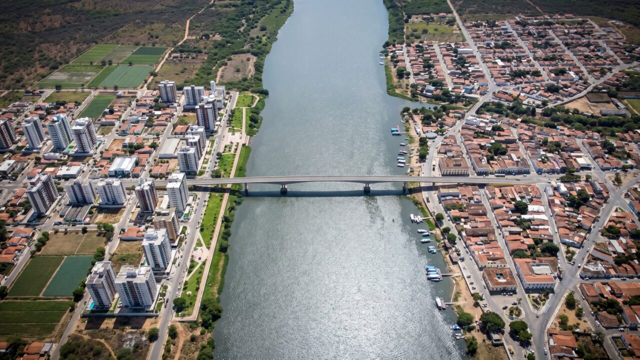 Uma ponte, dois estados, dois fusos de cultura: o caso brasileiro onde uma divisa estadual divide a cidade ao meio