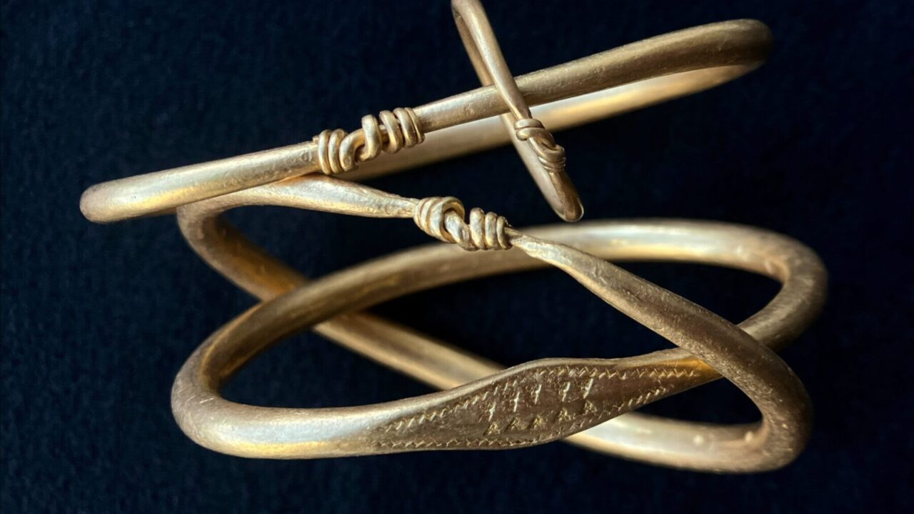 Dinamarca se junta à Noruega e Suécia e revela seis anéis de ouro vikings que parecem pagamento, poder ou oferenda enterrada
