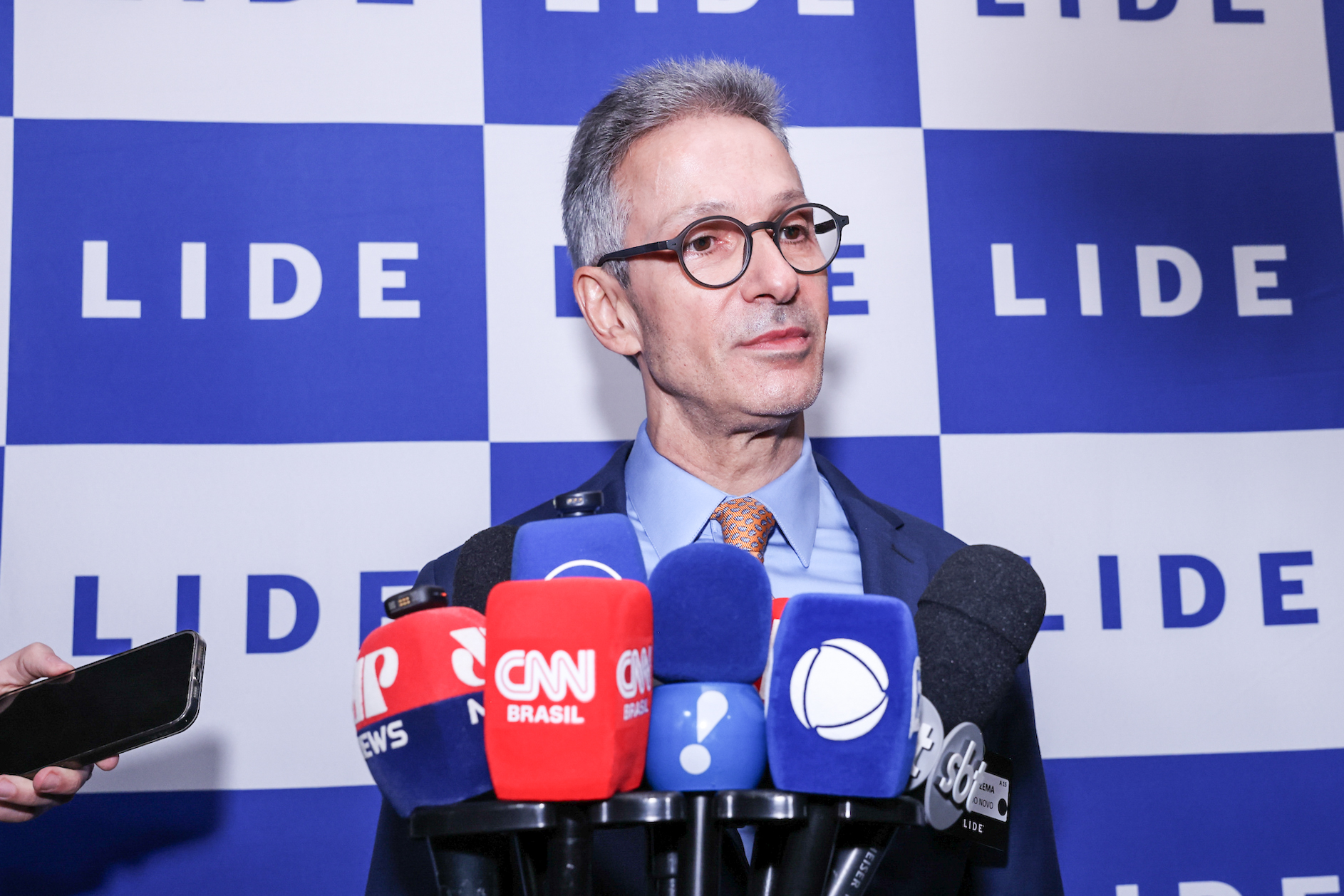 Zema diz que manterá candidatura e quer vice “ficha limpa” em 2026