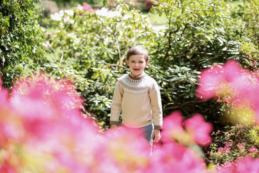 Sabe quem é esse menino? Ele se chama Charles, tem 6 anos e é o mais novo príncipe herdeiro do mundo