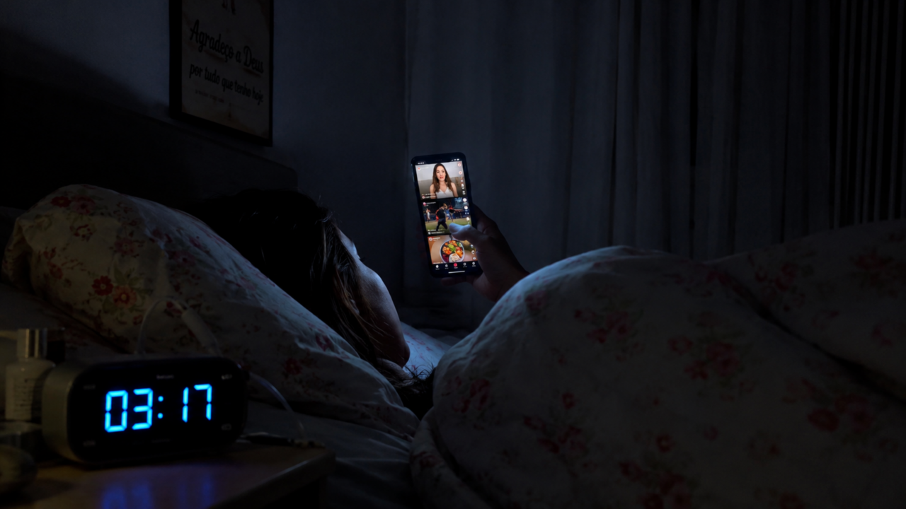 A rotina simples que ajuda a largar o celular antes de dormir e recuperar noites mais tranquilas