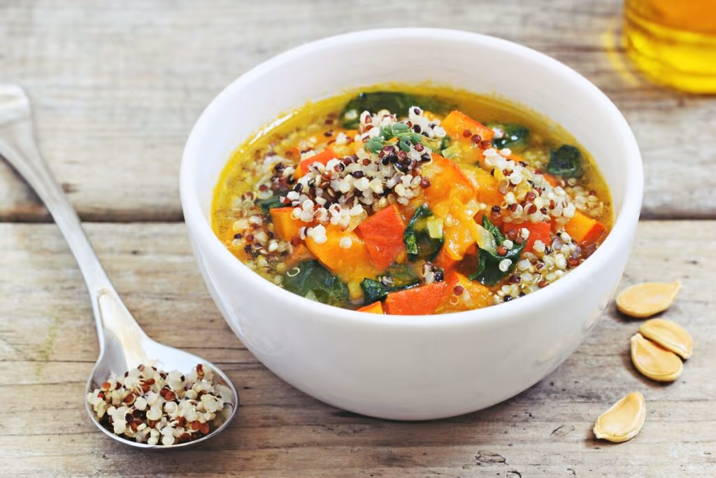 Sopas ricas em proteínas: 4 receitas nutritivas para começar a semana