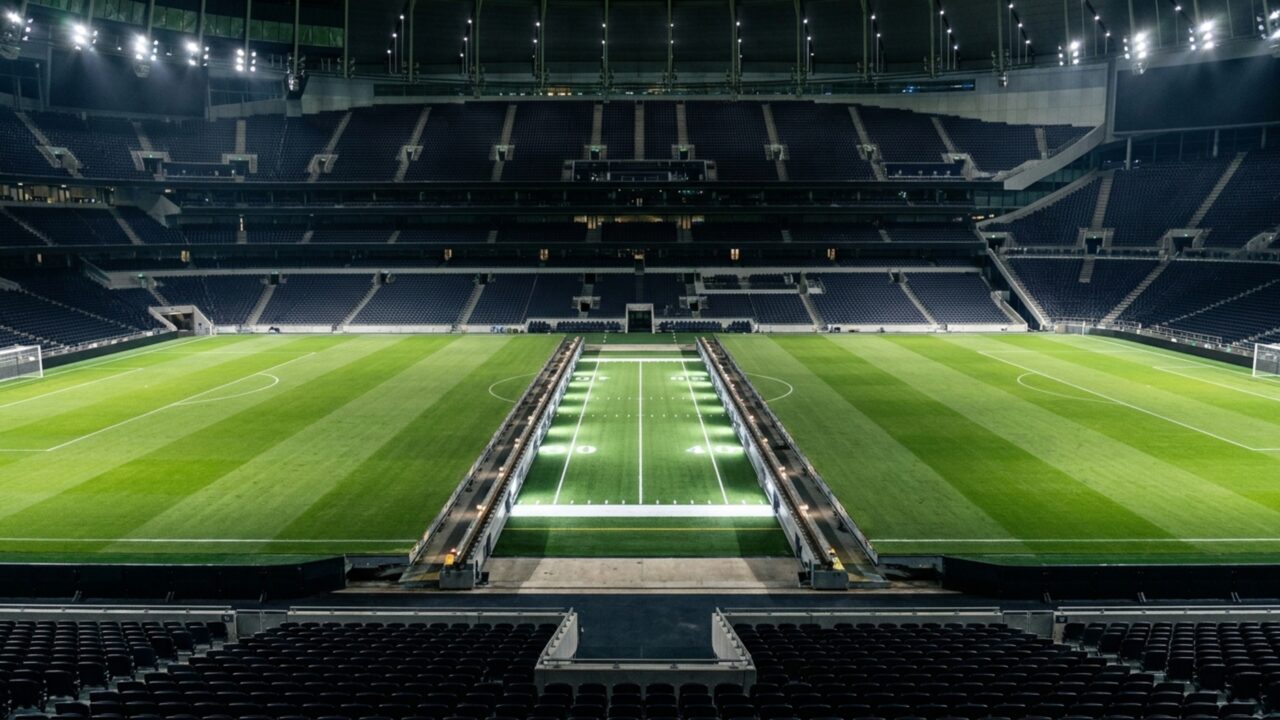 Com custo de £1 bilhão e gramado retrátil, arena se tornou o estádio mais moderno do mundo e a casa da NFL na Europa