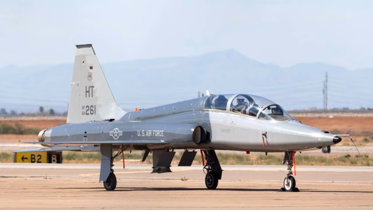 O treinador supersônico T-38 Talon chega aos 65 anos ainda formando pilotos nos EUA