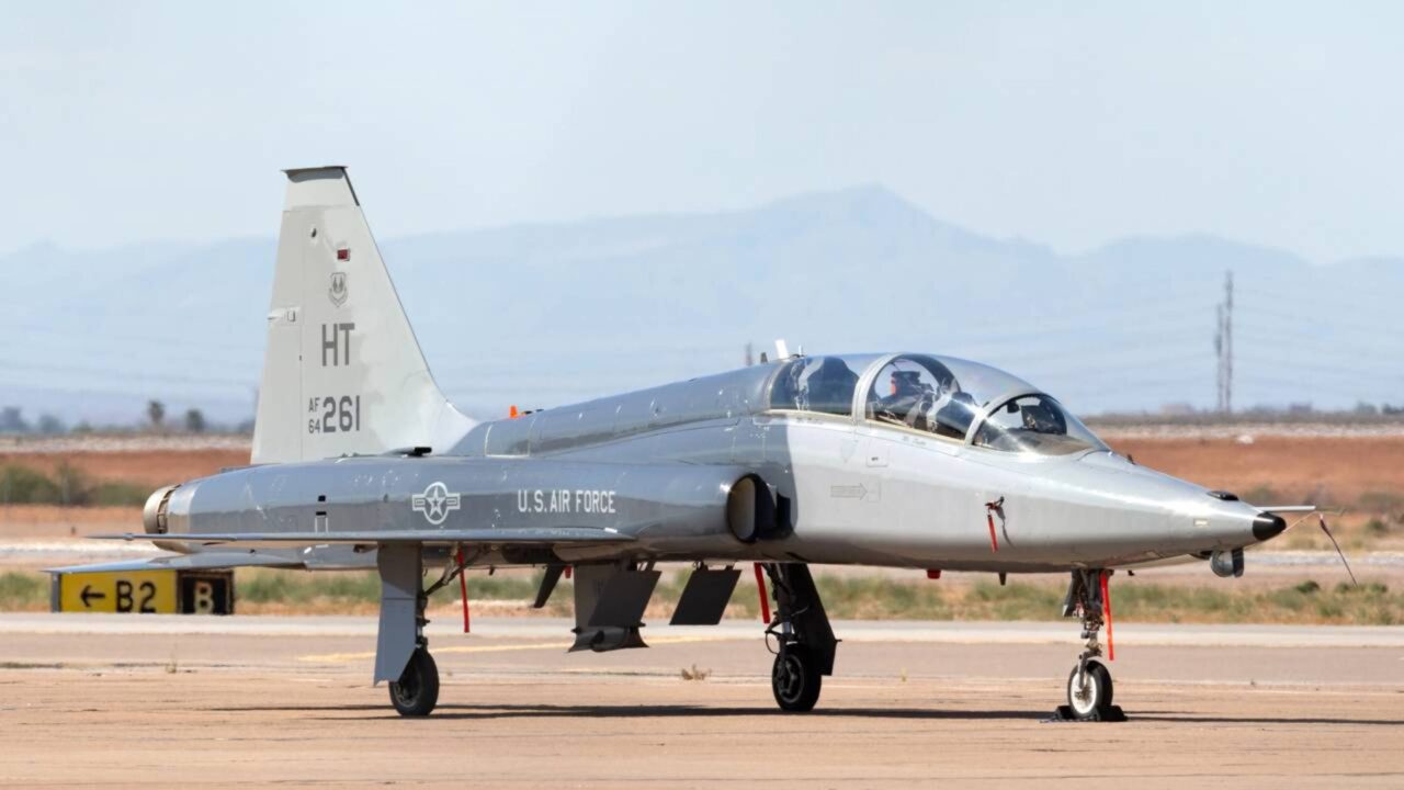 O treinador supersônico T-38 Talon chega aos 65 anos ainda formando pilotos nos EUA