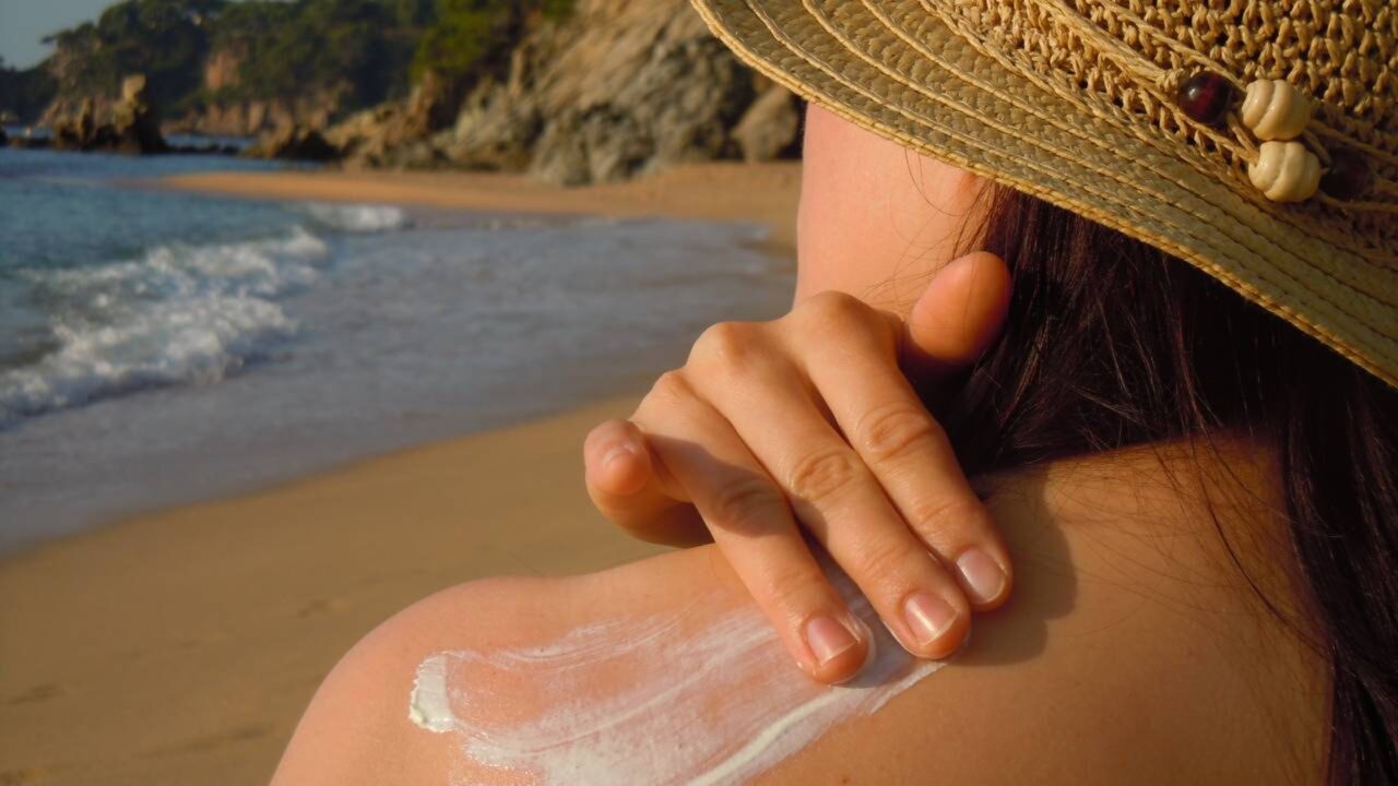 Teste de protetor solar: Você deve evitar sete produtos