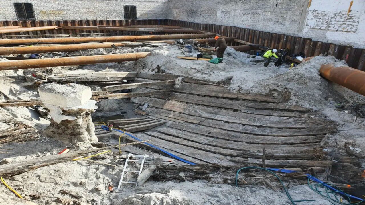 Trabalhadores da construção que cavavam para um novo edifício desenterraram um navio medieval de 24,5 metros enterrado sob a rua desde a década de 1360