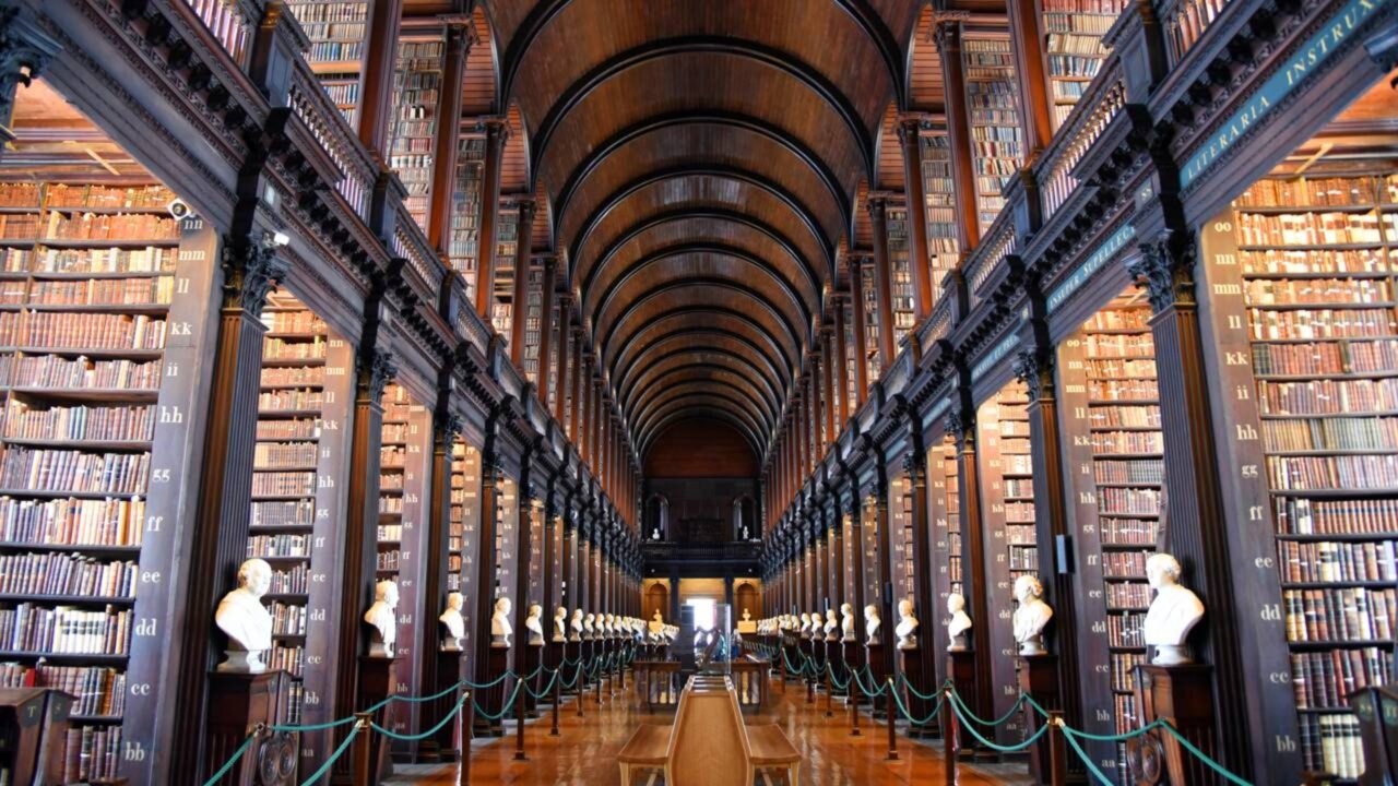 A biblioteca com mais de 4 milhões de livros que guarda túneis, torres e uma das salas de leitura mais impressionantes da Europa