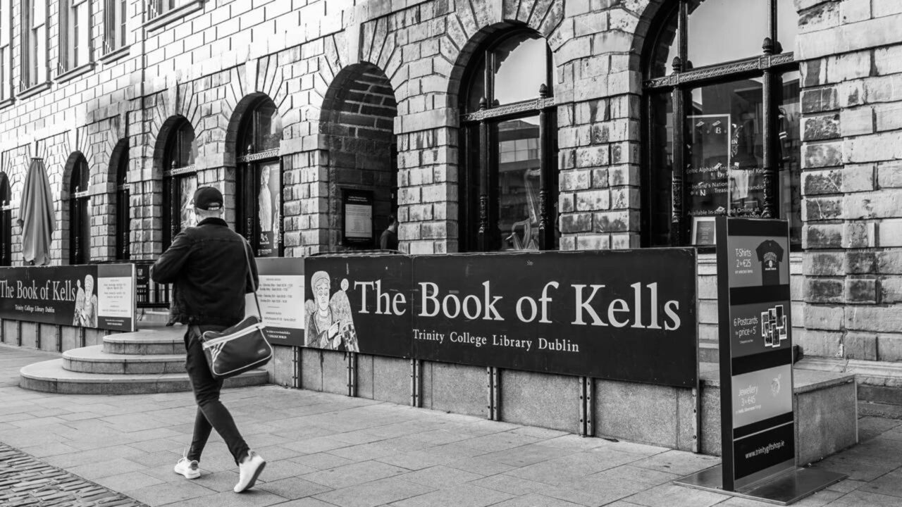 A biblioteca com mais de 4 milhões de livros que guarda túneis, torres e uma das salas de leitura mais impressionantes da Europa
