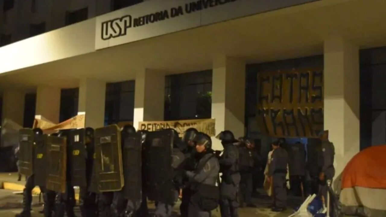 Professores da USP criticam PM e apoiam grevistas