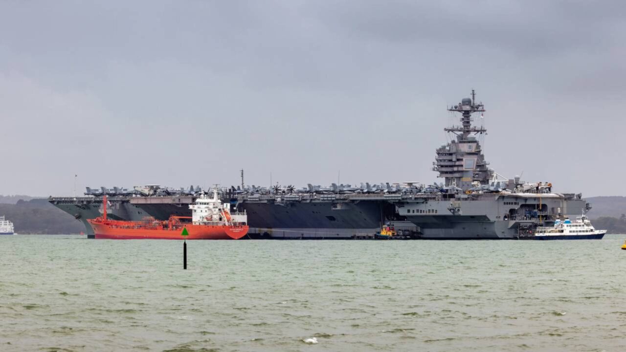 O navio de guerra de 100 mil toneladas que carrega mais de 70 aeronaves e funciona como uma base aérea no oceano