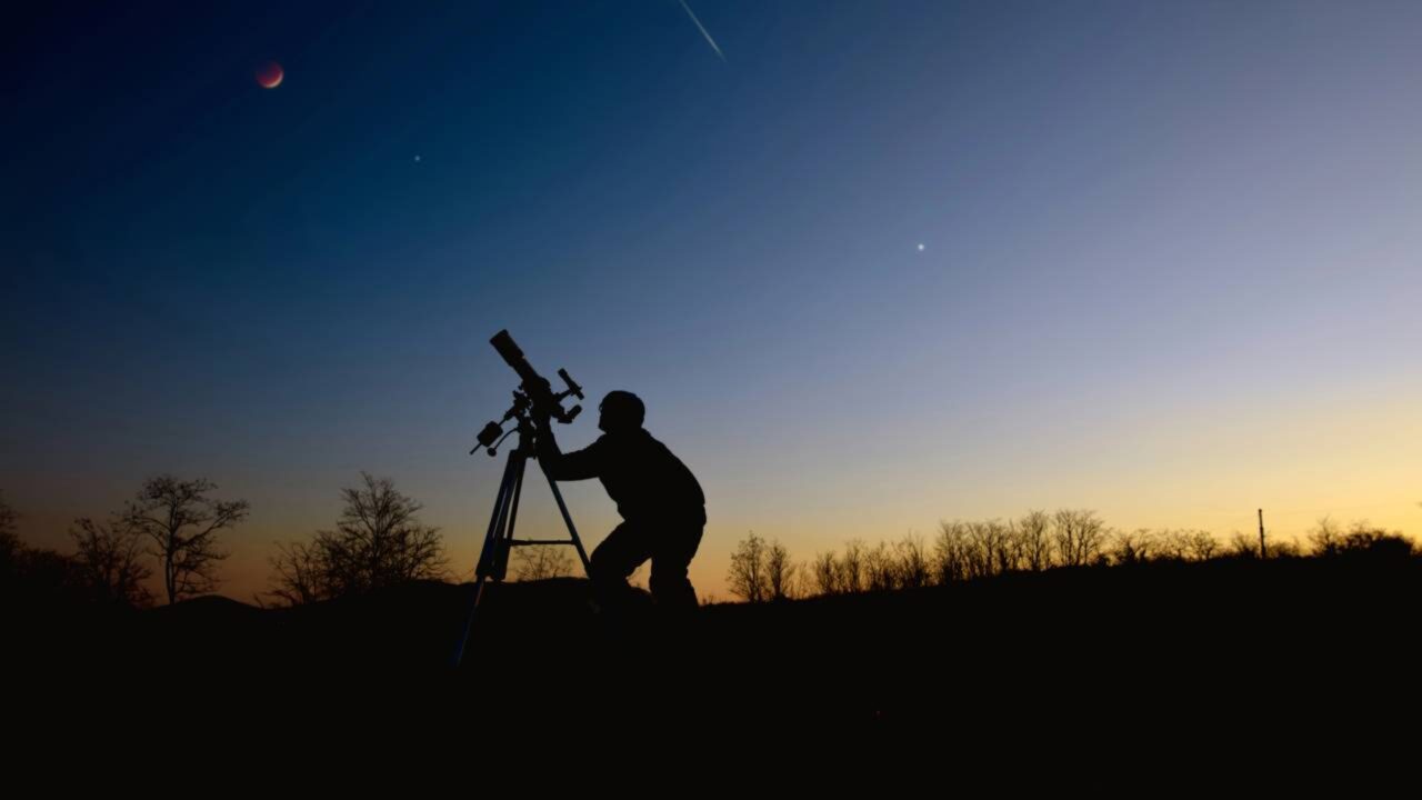 Um aposentado de 73 anos construiu um telescópio com um pote e observa os planetas de uma praça em Monte Grande
