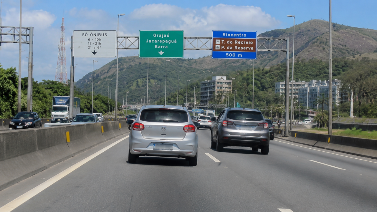 Dirigir devagar demais pode dar multa? A regra pouco lembrada que surpreende muitos motoristas