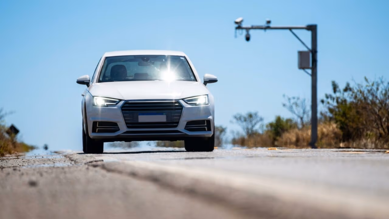 Lei do Farol já está em vigor para motoristas em todo o país