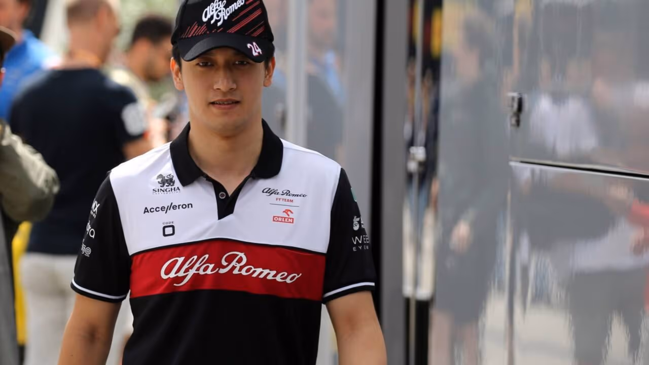 Zhou Guanyu: como o reserva da F1 virou ícone de estilo, herói nacional e arma secreta da China no grid