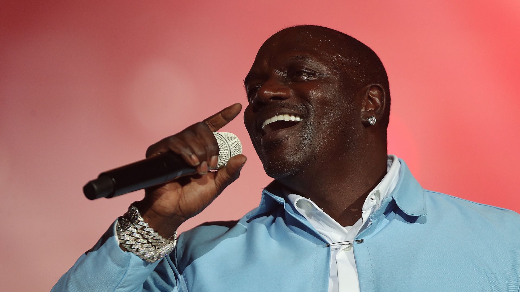 Akon revela como mantém convivência harmoniosa entre suas parceiras