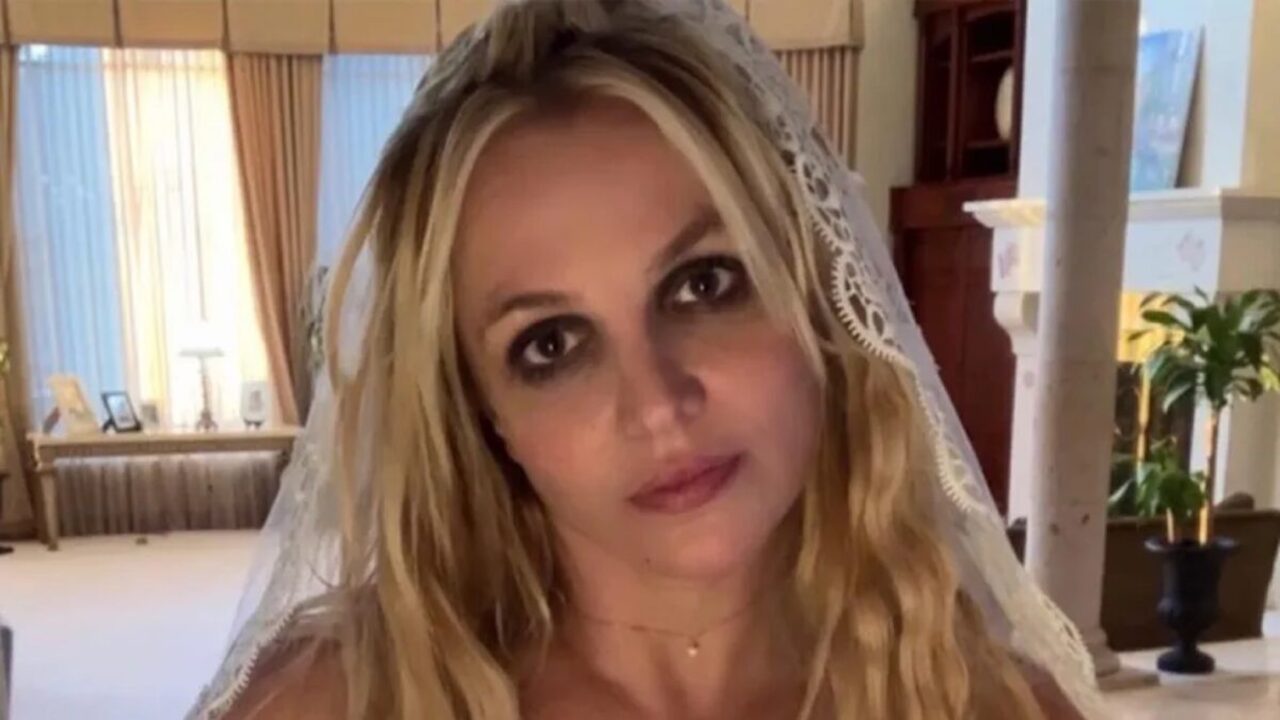 Britney Spears é acusada de tentar subornar policiais com lasanha e piscina
