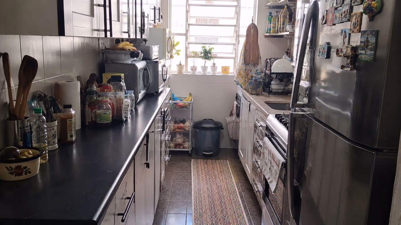 Dicas de design para cozinhas estreitas que ajudarão você a aproveitar ao máximo o seu espaço
