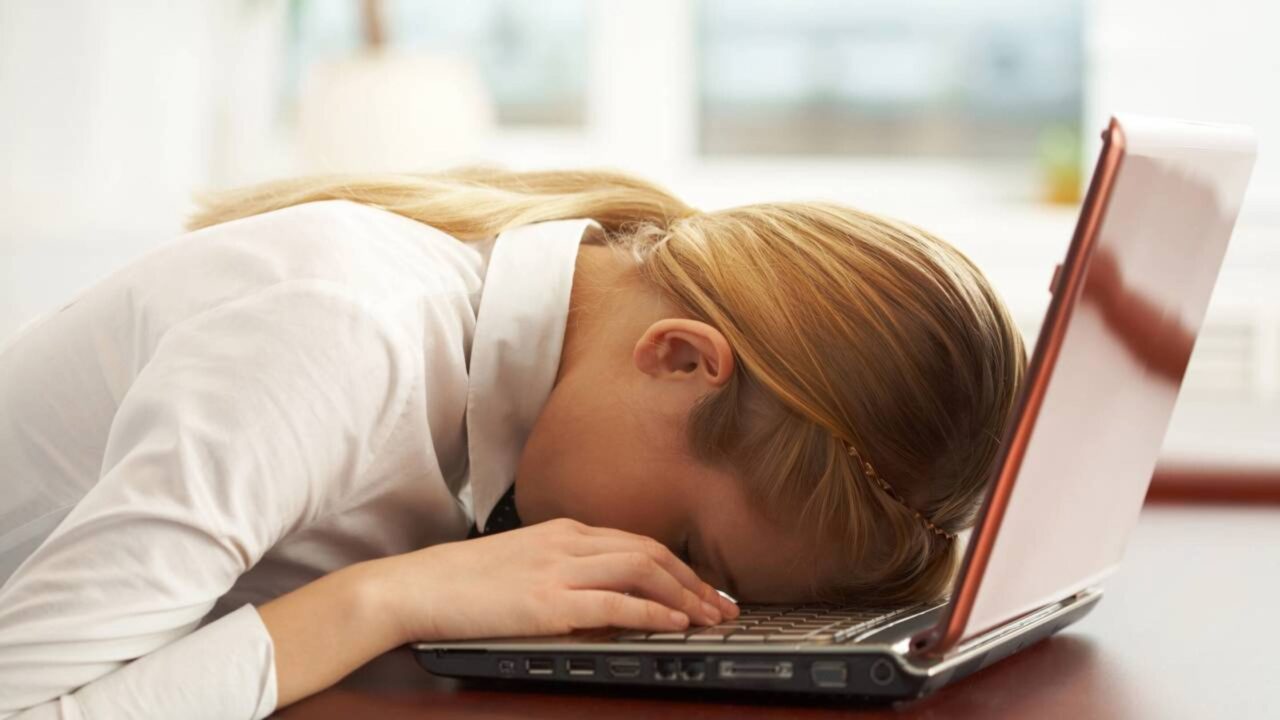 Como a cultura da eficiência dos anos 90 moldou o profissional que sente culpa ao descansar (e o preço que ele paga hoje)