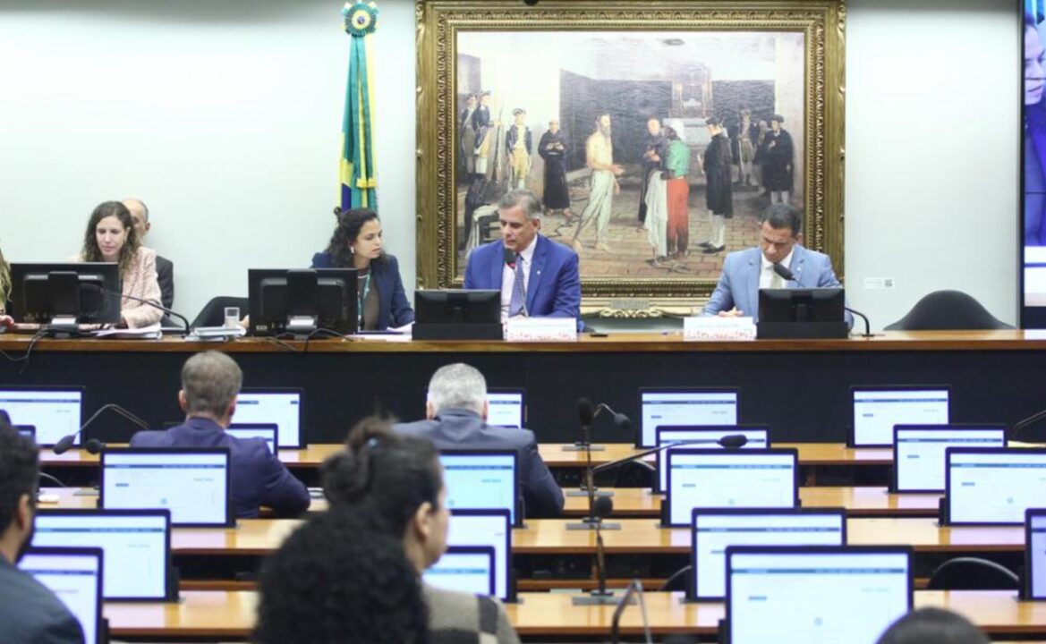 CCJ da Câmara avança com PEC que extingue punição de aposentadoria a juízes