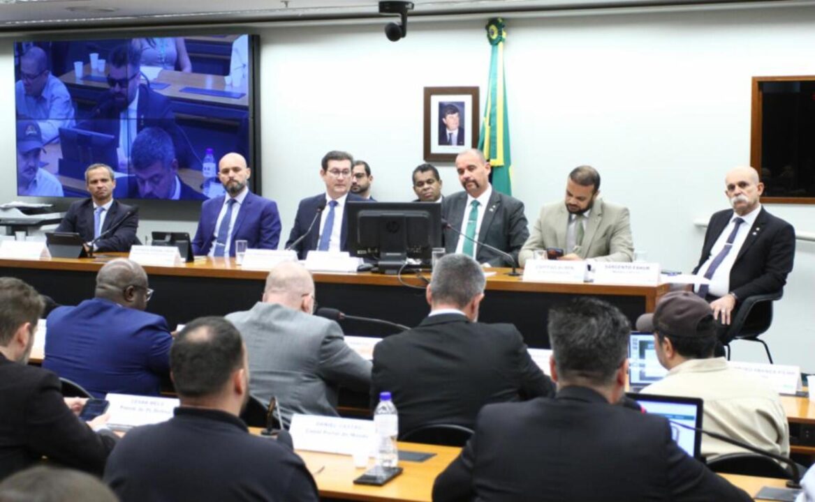 Comissão da Câmara aprova convite para ouvir delegado da PF expulso dos EUA
