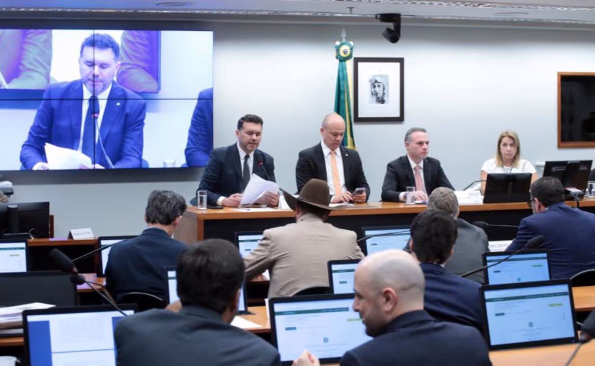 Deputados vão recorrer à CCJ contra suspensão dos mandatos por motim
