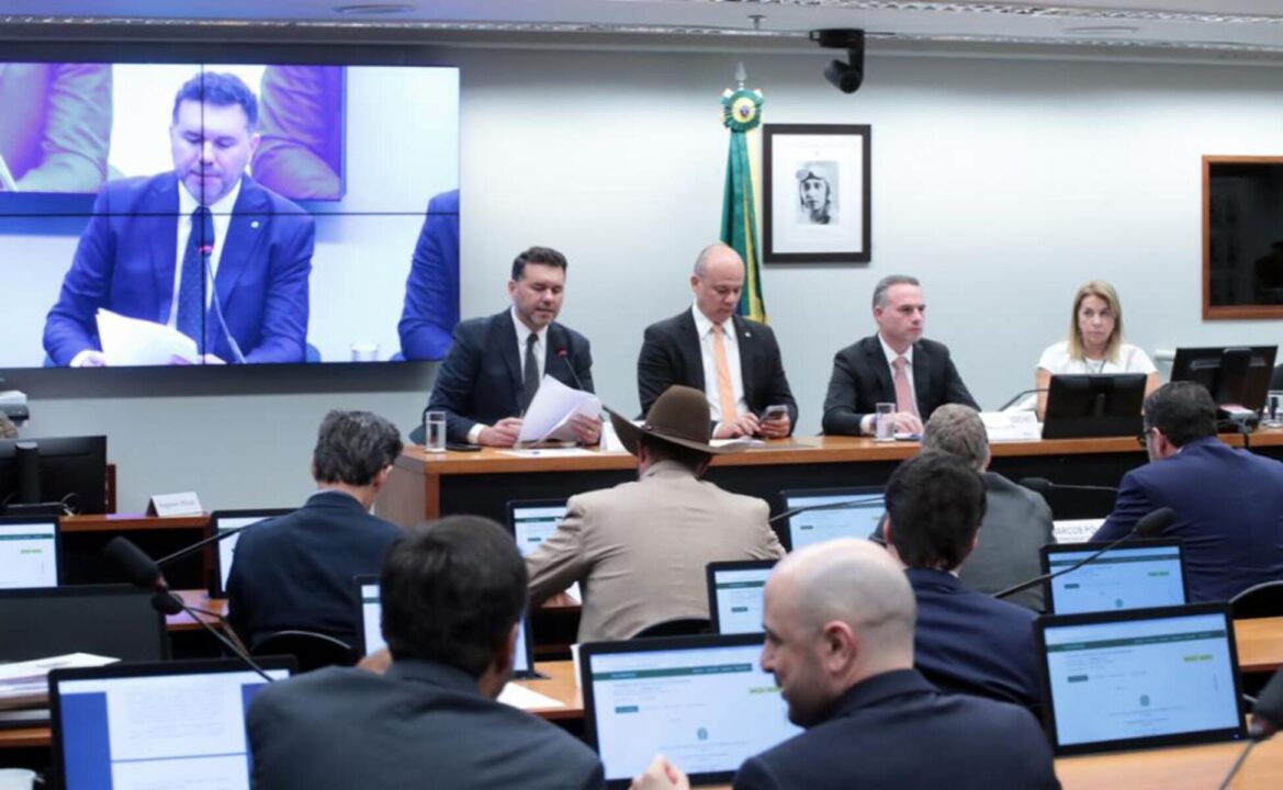 Deputados vão recorrer à CCJ contra suspensão dos mandatos por motim