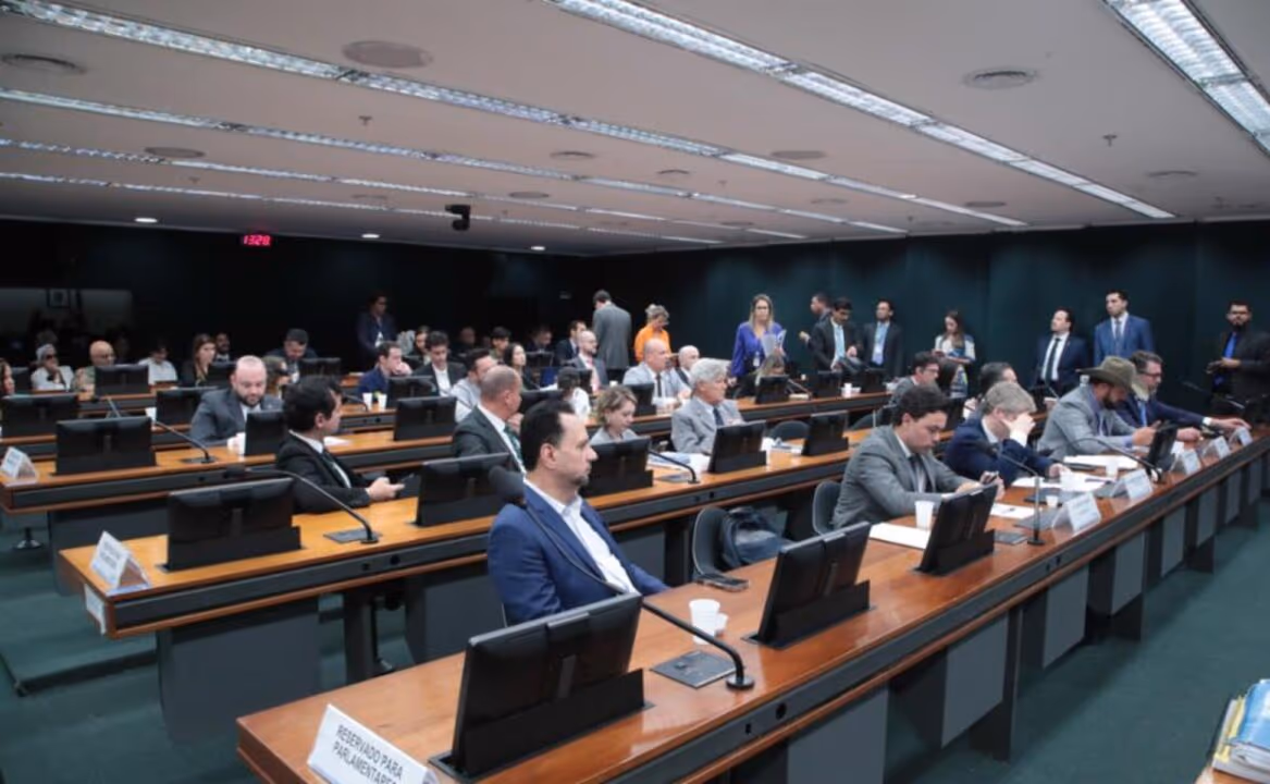 Conselho de Ética aprova suspensão dos mandatos de três deputados por motim