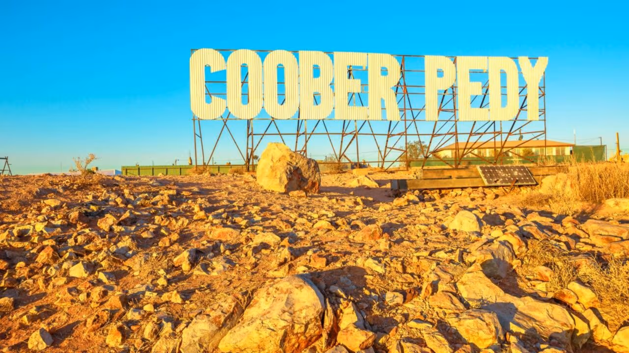 A cidade de Coober Pedy onde as pessoas vivem debaixo da terra para fugir do calor extremo do deserto australiano
