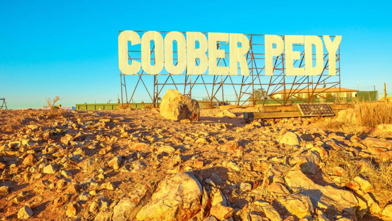 A cidade de Coober Pedy onde as pessoas vivem debaixo da terra para fugir do calor extremo do deserto australiano