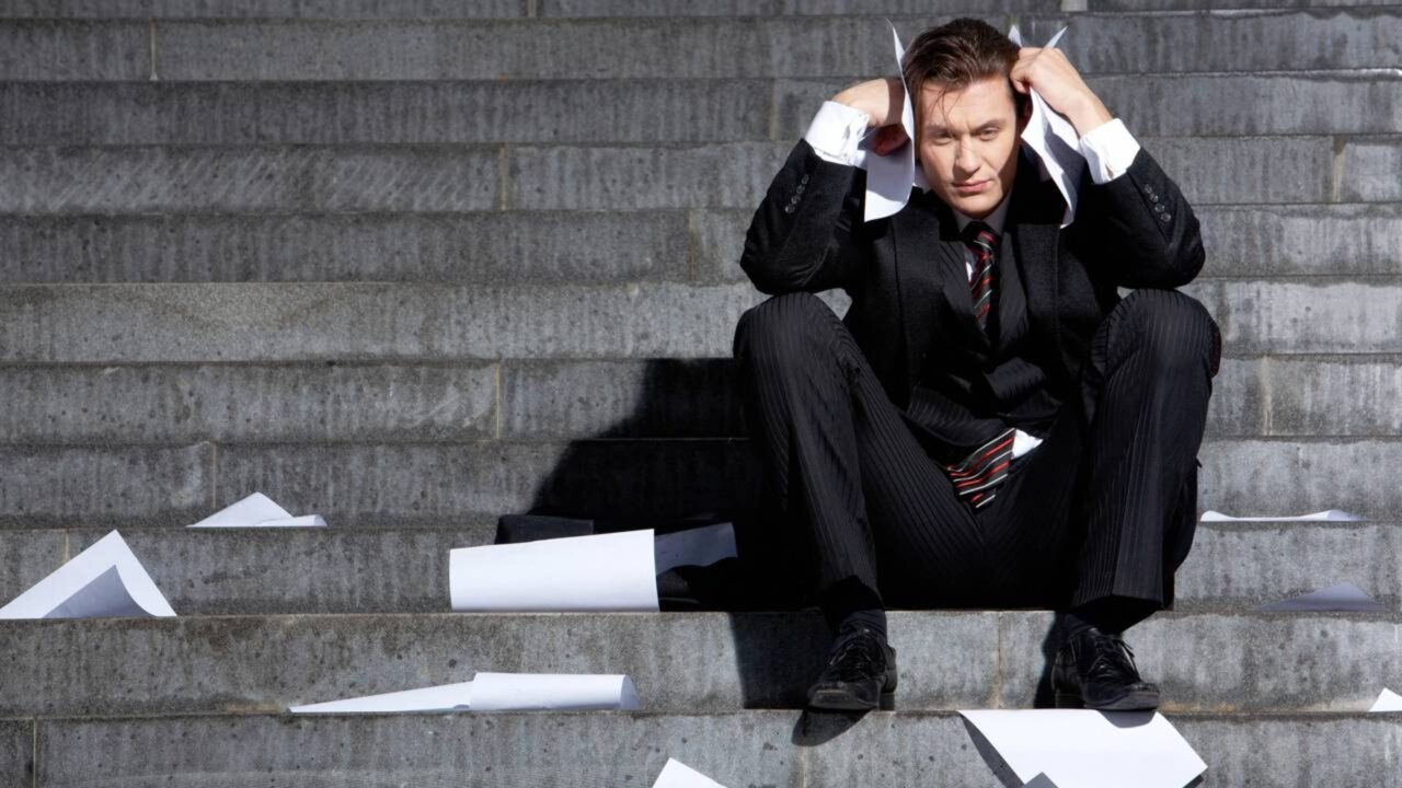 A psicologia explica por que o cérebro humano se apega mais a uma crítica do que a 10 elogios recebidos no mesmo dia