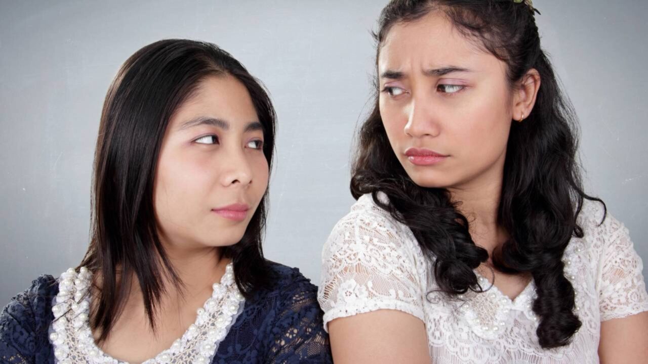 A psicologia explica por que elogios inesperados podem causar desconforto em quem aprendeu a desconfiar de reconhecimento