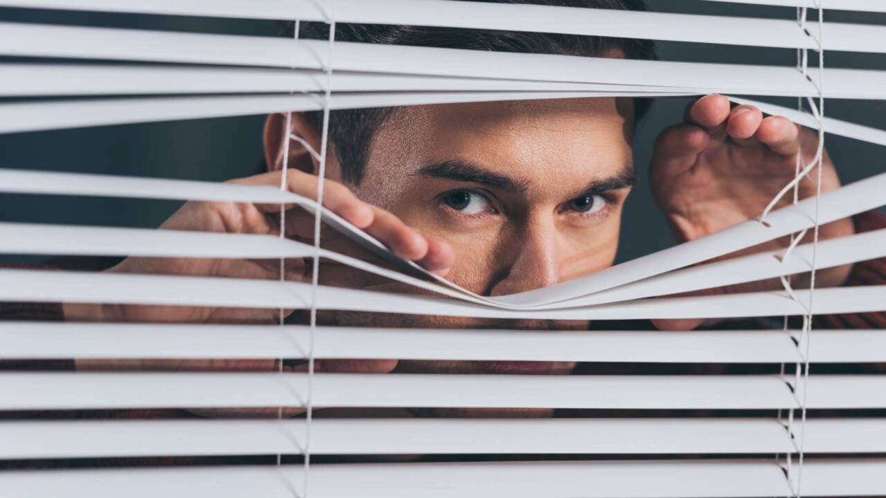 A psicologia explica por que elogios inesperados podem causar desconforto em quem aprendeu a desconfiar de reconhecimento
