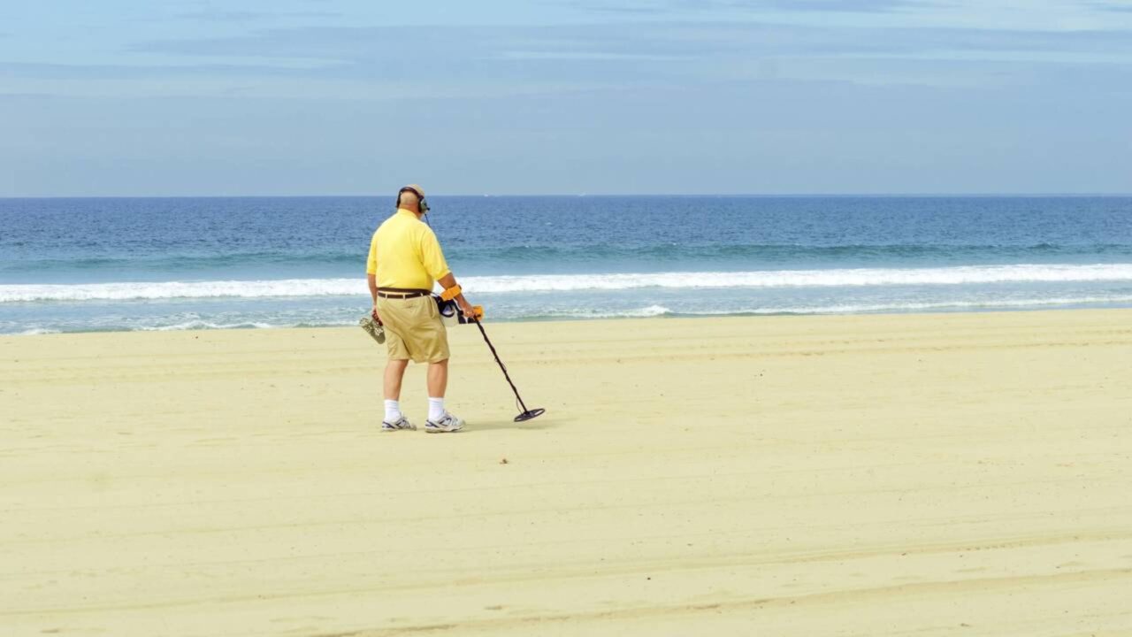 O uso de detectores de metal na praia pode te custar até 1 milhão em multas