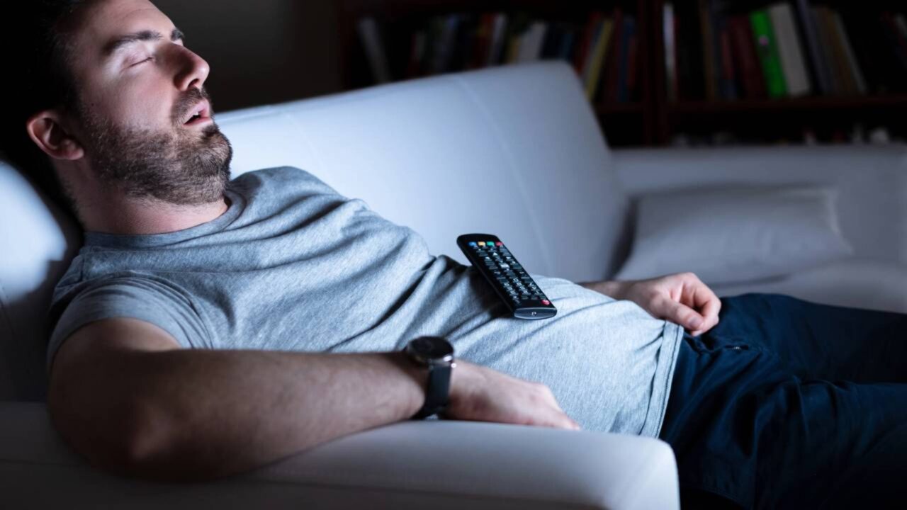 Dormir com a televisão ligada pode esconder um mecanismo psicológico que o cérebro usa para fugir do silêncio absoluto