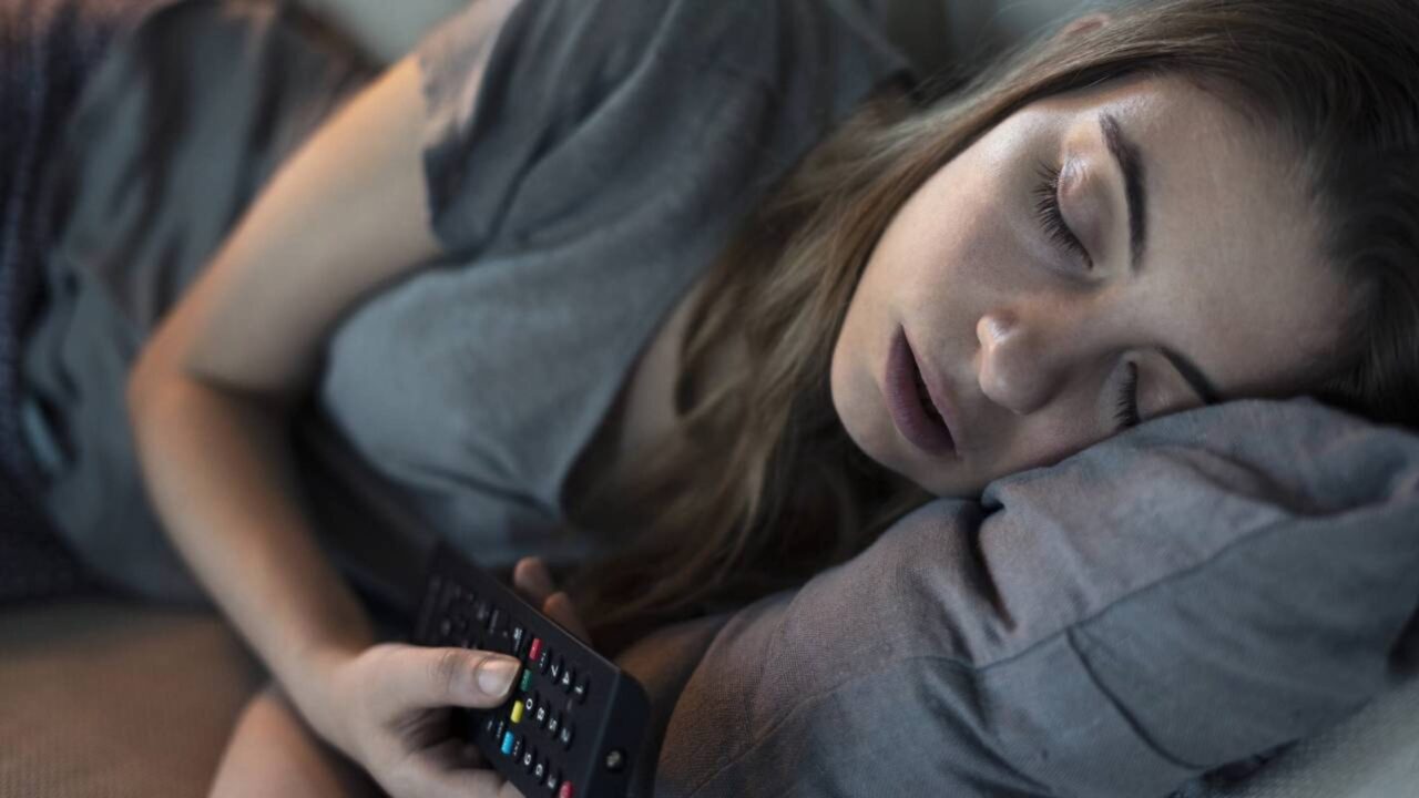 Dormir com a televisão ligada pode esconder um mecanismo psicológico que o cérebro usa para fugir do silêncio absoluto