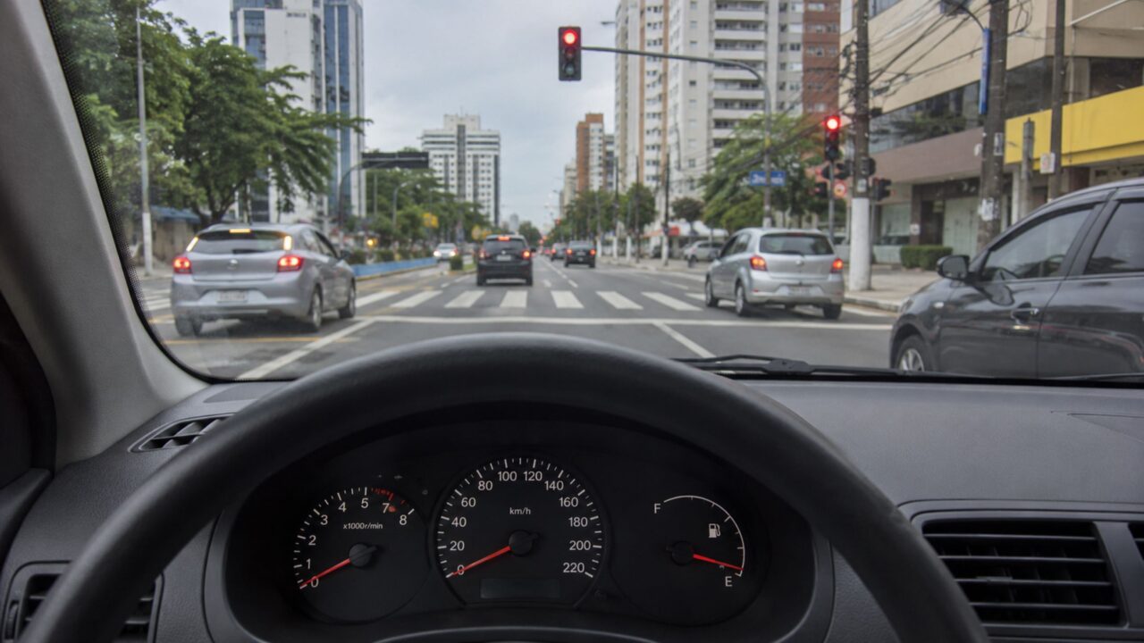 O segredo simples para economizar combustível na cidade diariamente sem mudar sua rotina