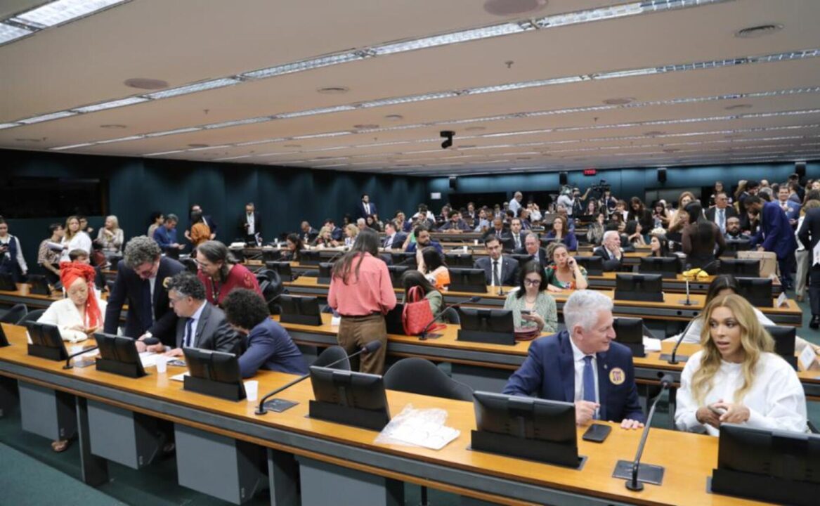 Fim da escala 6×1: comissão marca audiências com ministro da Fazenda e Boulos