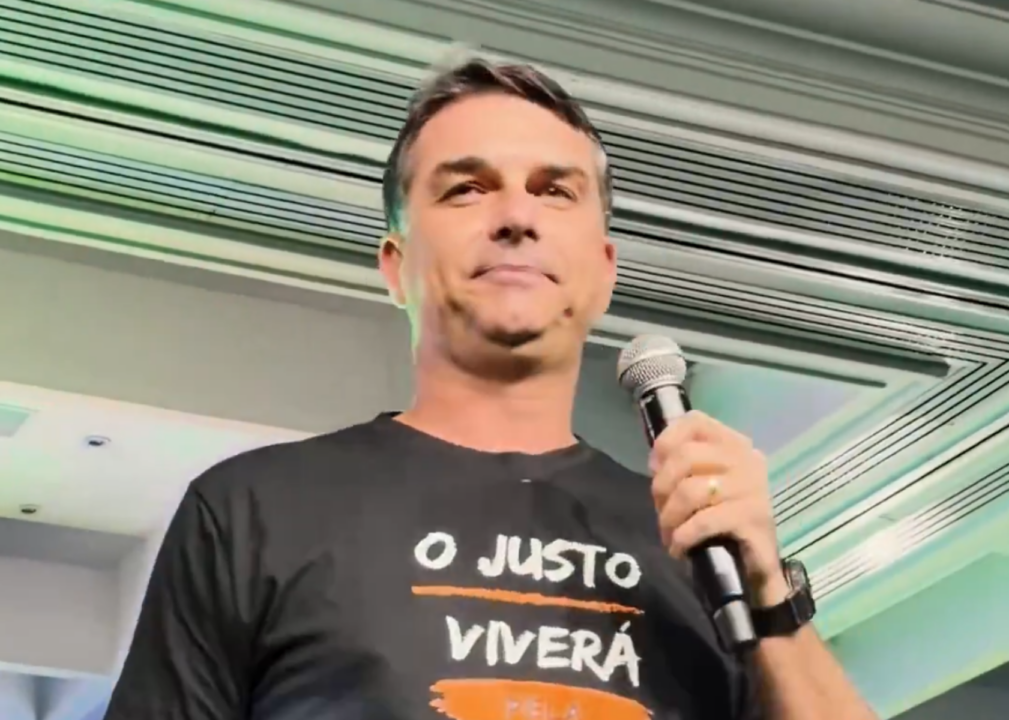 Flávio cita desfile pró-Lula ao defender filme sobre Bolsonaro