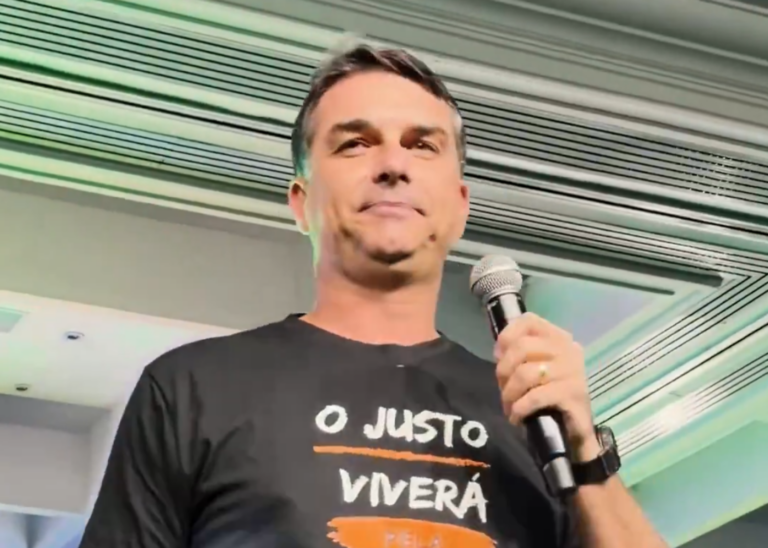 Flávio cita desfile pró-Lula ao defender filme sobre Bolsonaro