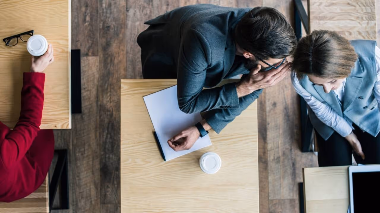 Por que o cérebro humano sente prazer em fazer “fofoca”? A ciência investiga o hábito que movimenta 65% das conversas adultas