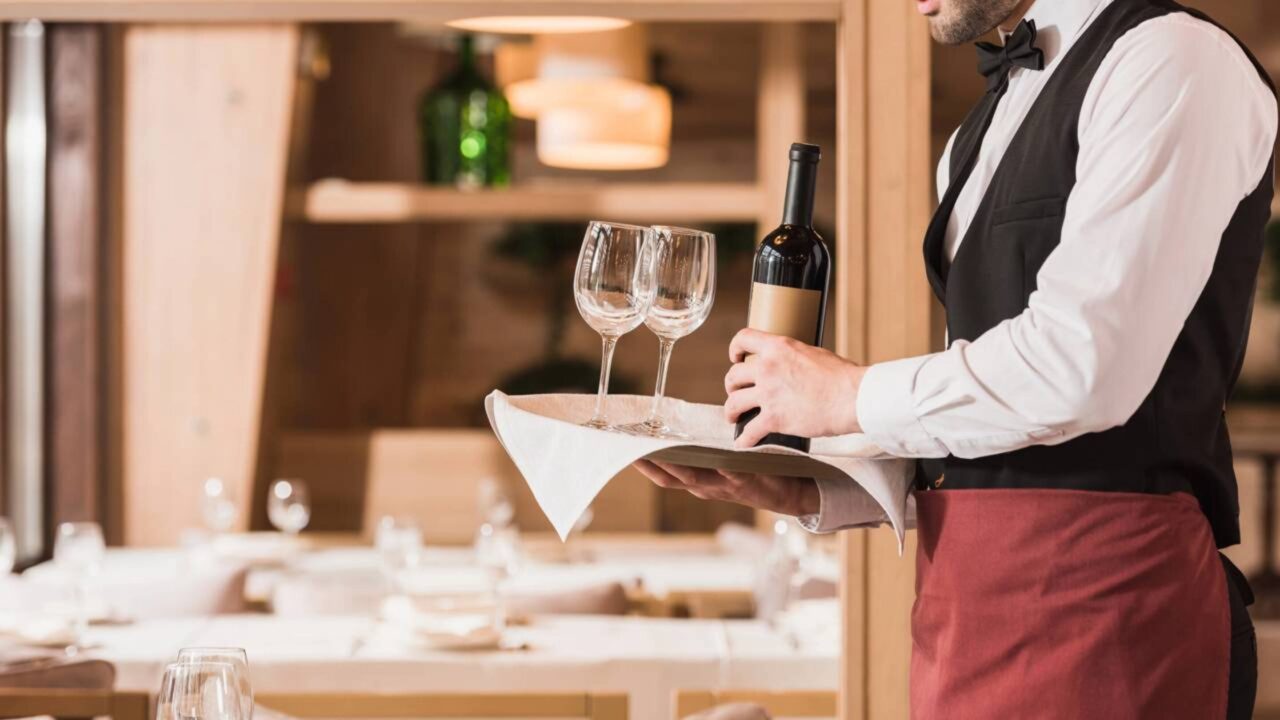 A psicologia diz que o hábito de ajudar o garçom a limpar a mesa revela traços profundos de uma personalidade empática